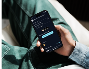 Image d"un homme qui regarde son téléphone